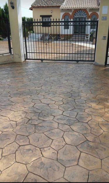 Hormigón impreso en la entrada del chalet