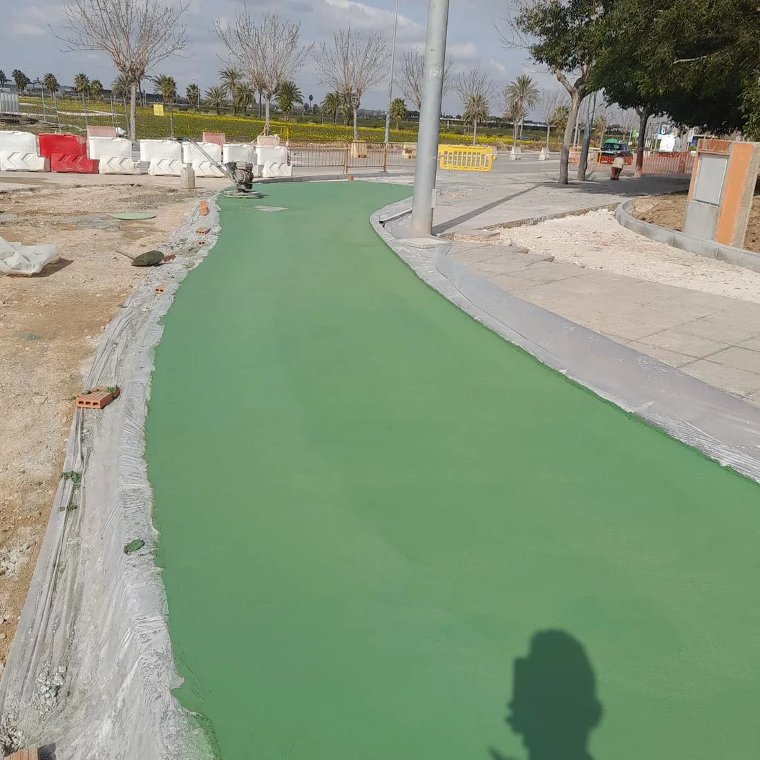 Pavimento de carril bici con hormigón fratasado